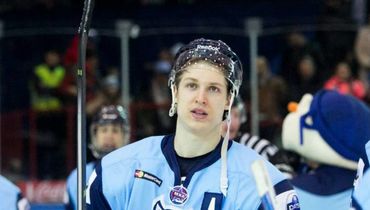 Он сломал ногу и закончил карьеру, а теперь спас жизнь хоккеиста. 22-летний тренер остановил страшную трагедию