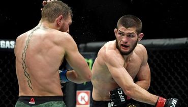 Конор Макгрегор и Хабиб Нурмагомедов (справа).