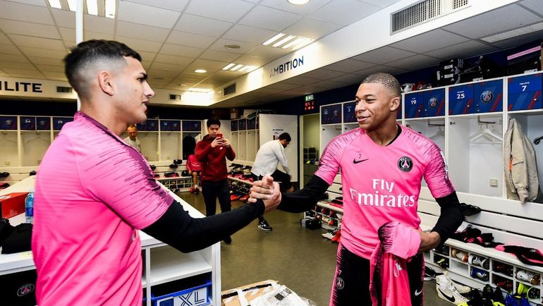 Леандро Паредес и Кильян Мбаппе. Фото twitter.com Леандро Паредес и Кильян Мбаппе. Фото twitter.com