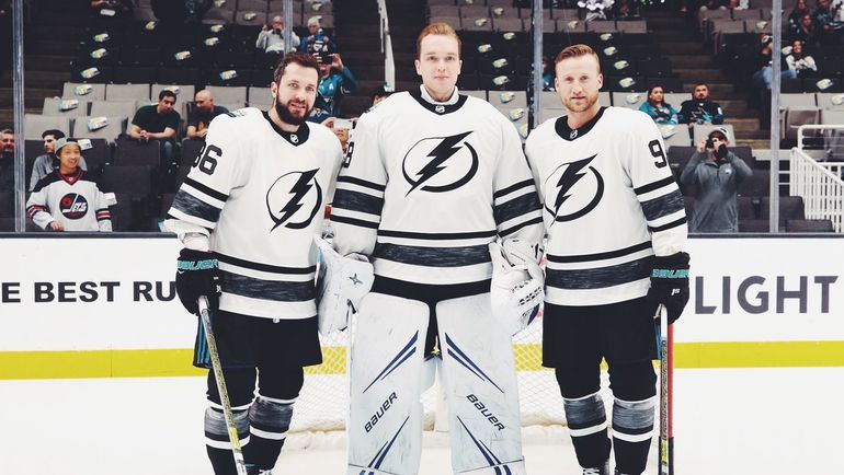 Никита Кучеров (слева), Андрей Василевский (в центре) и Стивен Стэмкос на Матче звезд. Фото НХЛ Никита Кучеров (слева), Андрей Василевский (в центре) и Стивен Стэмкос на Матче звезд. Фото НХЛ