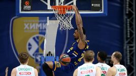 31 января. Мытищи. "Химки" - "Жальгирис" - 74:64. Данк от Джордана Мики.