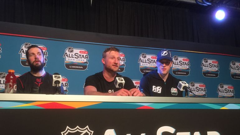 Никита Кучеров, Стивен Стэмкос и Андрей Василевский (слева направо) во время медиадня перед Матчем звезд НХЛ. Никита Кучеров, Стивен Стэмкос и Андрей Василевский (слева направо) во время медиадня перед Матчем звезд НХЛ.