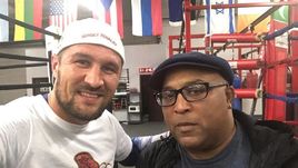 Сергей Ковалев и тренер Бадди Макгирт.