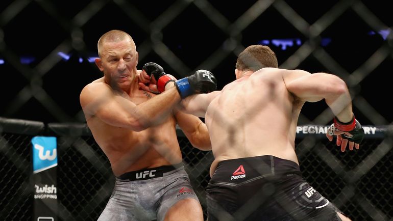 Жорж Сен-Пьер (слева) в бою с Майклом Биспингом. Фото AFP Жорж Сен-Пьер (слева) в бою с Майклом Биспингом. Фото AFP