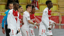 2 февраля. Монако. "Монако" - "Тулуза" - 2:1. Александр Головин (№17) принимает поздравления с забитым голом.