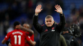 3 февраля. Лестер. "Лестер" - "Манчестер Юнайтед" - 0:1. Главный тренер "МЮ" Уле Гуннар Сульшер празднует победу.