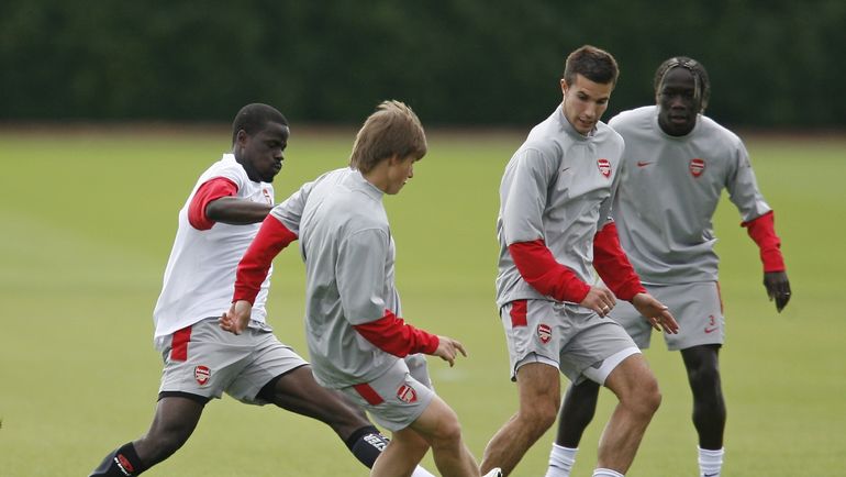 Зарплата Андрея Аршавина (второй слева) была выше, чем у Робина ван Перси (второй справа). Фото REUTERS Зарплата Андрея Аршавина (второй слева) была выше, чем у Робина ван Перси (второй справа). Фото REUTERS