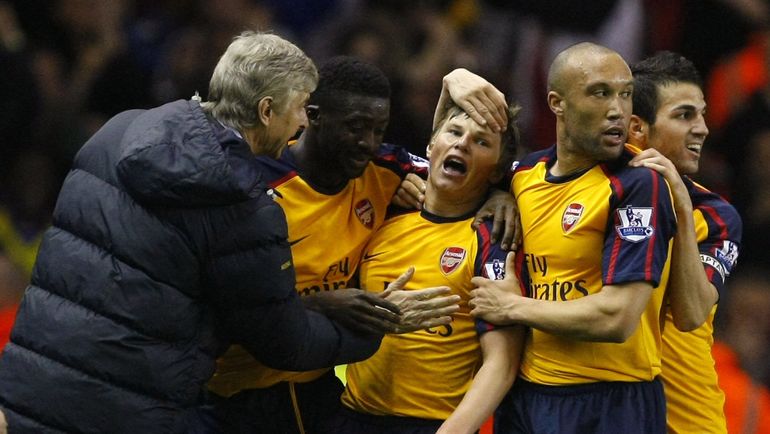 Арсен Венгер (слева) поздравляет Андрея Аршавина (в центре) с забитым голом. Фото REUTERS Арсен Венгер (слева) поздравляет Андрея Аршавина (в центре) с забитым голом. Фото REUTERS