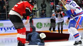 4 февраля. Балашиха. Жозе Моуринью упал после символического вбрасывания в матче регулярного чемпионата КХЛ "Авангард" - СКА.