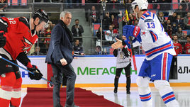 4 февраля. Балашиха. "Авангард" - СКА - 2:0. Жозе Моуринью (в центре) за секунду до падения после символического вбрасывания в матче регулярного чемпионата КХЛ.