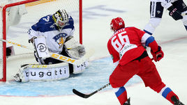 7 февраля. Ярославль. Россия - Финляндия - 3:2 Б. Автор дубля Илья Михеев атакует ворота Вейни Вехвиляйнена.