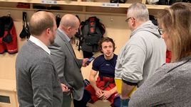 Артемий Панарин в окружении журналистов.