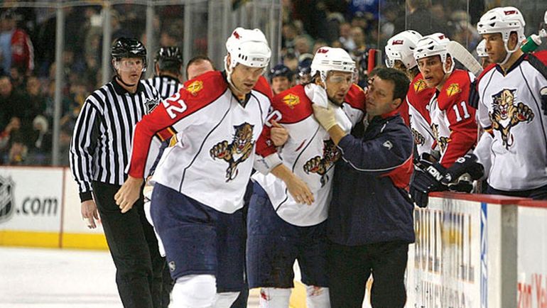 Рихарду Зеднику оказывают помощь. Фото REUTERS Рихарду Зеднику оказывают помощь. Фото REUTERS