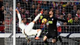 9 февраля. Мадрид. "Атлетико" - "Реал" - 1:3. 16-я минута. Каземиру забивает первый мяч в ворота Яна Облака.