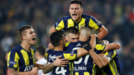 Роман Нойштедтер (слева) и его команда ждут в гости "Зенит".