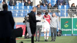 10 февраля. Монпелье. "Монпелье" - "Монако" - 2:2. Александр Головин (№ 17) покидает поле с помощью врачей.