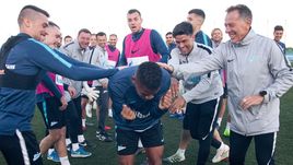 Февраль. Аликанте. Традиционный "тоннель" для новичка "Зенита" Вильмара Барриоса (в центре на переднем плане).