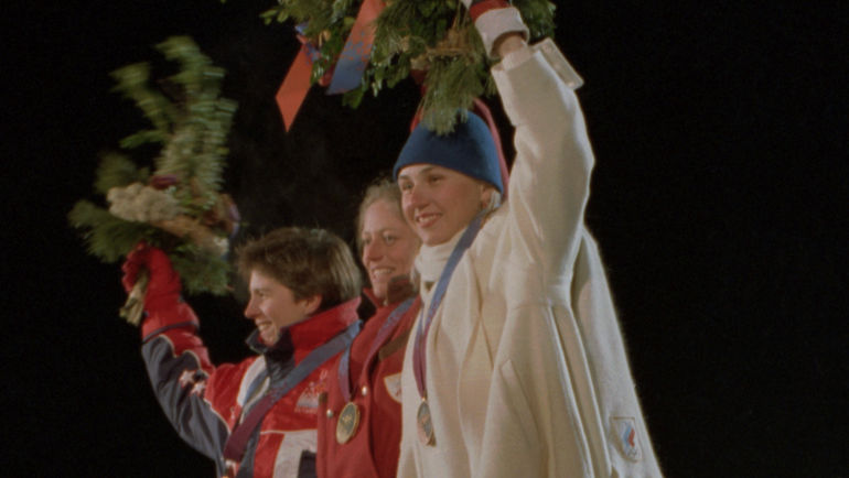 1994 год. Лиллехаммер. Награждение призеров в соревнованиях по фристайлу. Обладательница золотой медали, россиянка Елизавета Кожевникова (справа). Фото ТАСС 1994 год. Лиллехаммер. Награждение призеров в соревнованиях по фристайлу. Обладательница золотой медали, россиянка Елизавета Кожевникова (справа). Фото ТАСС