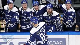 11 февраля. Москва. "Спартак" - "Динамо" - 1:5. Вадим Шипачев празднует одну из заброшенных шайб.