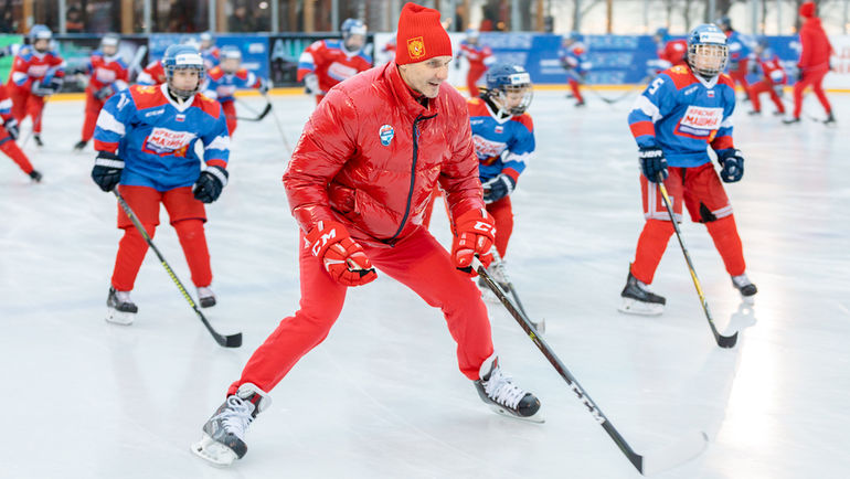 Алексей Яшин проводит хоккейный мастер-класс. Фото ОКР Алексей Яшин проводит хоккейный мастер-класс. Фото ОКР