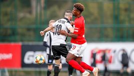 12 февраля. "Спартак" - "Мура" - 1:1. Зе Луиш борется за мяч.