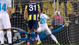 12 февраля. Стамбул. "Фенербахче" - "Зенит" - 1:0. Вратарь Харун Текин парирует одиннадцатиметровый удар Роберта Мака.