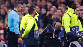 13 февраля. Амстердам. "Аякс" – "Реал" – 1:2. Дамир Скомина смотрит повтор момента с голом хозяев. И отменяет взятие ворот.