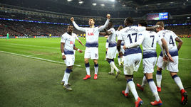 13 февраля. Лондон. "Тоттенхэм" – "Боруссия" Д – 3:0. "Шпоры" празднуют свой третий гол.