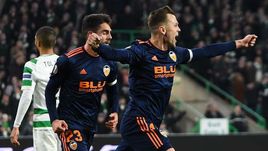 14 февраля. Глазго. "Селтик" – "Валенсия" – 0:2. Радость Дениса Черышева (справа) после гола.