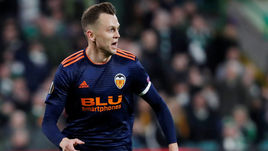 14 февраля. Глазго. "Селтик" - "Валенсия" - 0:2. Денис Черышев празднует забитый мяч.