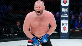 15 февраля. Аннаксвиль. Сергей Харитонов после удара Мэтта Митриона.