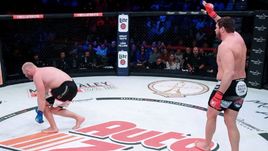 15 февраля. Аннаксвиль. Сергей Харитонов (слева) после удара Мэтта Митриона.