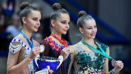 17 февраля. Москва. Этап Гран-при. Россиянки Дина Аверина, завоевавшая серебряную медаль, Арина Аверина, завоевавшая золотую медаль, и белорусская спортсменка Анастасия Салос, завоевавшая бронзовую медаль, (слева направо) во время церемонии награждения призеров в упражнения с лентой.