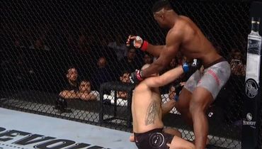 17 февраля. Финикс. Фрэнсис Нганну (справа) побеждает Кейна Веласкеса.