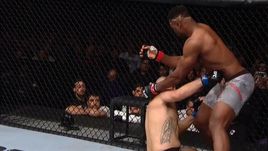 17 февраля. Финикс. Фрэнсис Нганну (справа) побеждает Кейна Веласкеса.