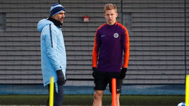 Хосеп Гвардьола и Александр Зинченко на тренировке "Манчестер Сити".