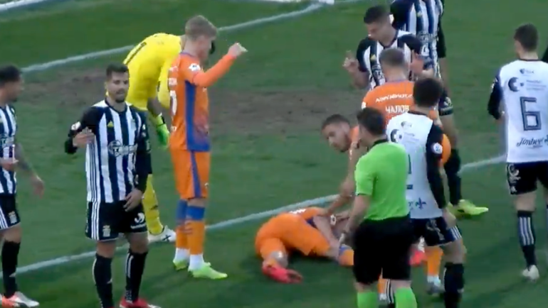 Дзагоев лежит на газоне. Дзагоев лежит на газоне.