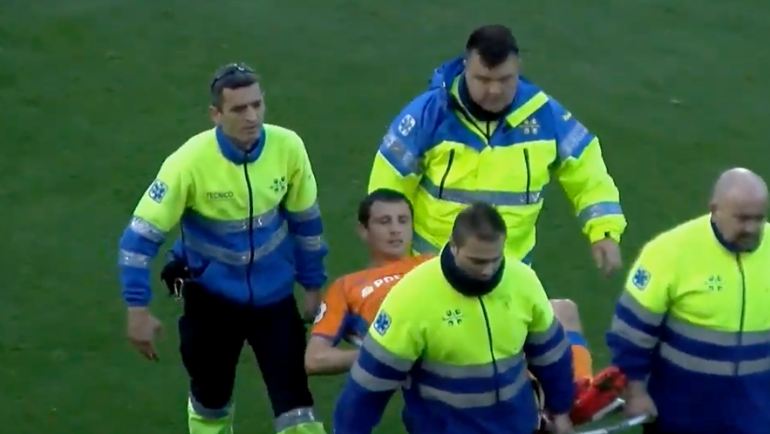 Дзагоева уносят на носилках. Дзагоева уносят на носилках.