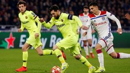 19 февраля. Лион. "Лион" - "Барселона" - 0:0. Уссем Ауар (справа) в борьбе за мяч с Лионелем Месси (в центре).