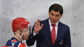 Нападающий ЦСКА Игорь Григоренко и главный тренер армейцев Игорь Никитин.