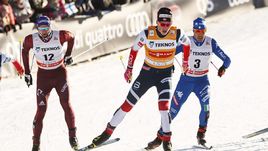 Глеб Ретивых (слева) обошел Йоханнеса Клебо (в центре).