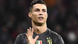 20 февраля. Мадрид. "Атлетико" - "Ювентус" - 2:0. Криштиану Роналду показывает цифру пять мадридским болельщикам.