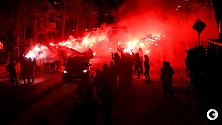 21 февраля. Санкт-Петербург. "Зенит" - "Фенербахче" - 3:1. Питерские болельщики встречают автобус с командой.