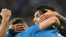 21 февраля. Санкт-Петербург. "Зенит" - "Фенербахче" - 3:1. Сердар Азмун принимает поздравления от партнеров с забитым мячом.