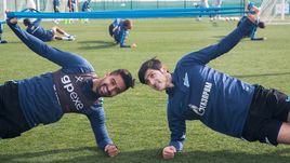 Один из зимних новичков "Зенита" Сердар Азмун (справа) и Кристиан Нобоа.