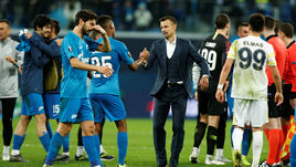 21 февраля. Санкт-Петербург. "Зенит" - "Фенербахче" - 3:1. Сергей Семак (в центре) празднует победу со своими игроками.