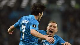 21 февраля. Санкт-Петербург. "Зенит" - "Фенербахче" - 3:1. 76-я минута. Артем Дзюба поздравляет Сердара Азмуна с решающим голом.