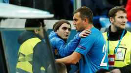 21 февраля. Санкт-Петербург. "Зенит" - "Фенербахче" - 3:1. Артем Дзюба вступился за выбежавшего на поле болельщика.