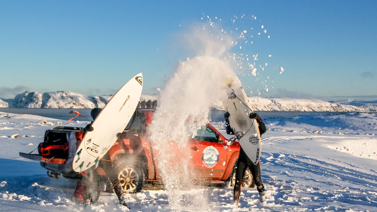 Спортсмены настраиваются на волну. Спортсмены настраиваются на волну.