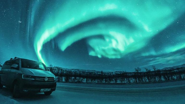 Северное сияние в полярную ночь. Северное сияние в полярную ночь.